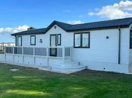 The Retreat 21 Lodge- Hot Tub, pet friendly, WiFi, bath - Golden Palm Resort - Meadow Lakes Caravan & Lodge Hire