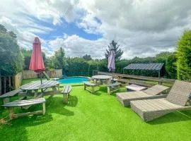 5 Bed House - Sleeps 10 - Pets - Pool - HotTub