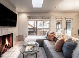 2 BR 3BA Condo - AC, Heated Pool, Walk to Town, holiday rental in Aspen