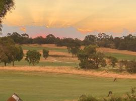 The Espie: Golf Course Luxury with Club Access, vacation home in Cranbourne West