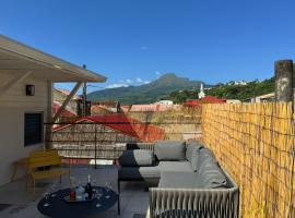 Maison Bernabet - Rooftop avec vue sur la Montagne Pelée, villa in Saint-Pierre