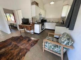 The Stables, Central Garden Cottage in Howick, apartemen di Howick