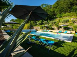 GÎTES DU MAS BEL'AIR ,PISCINE CHAUFFÉE, viešbutis šeimai mieste Rosières