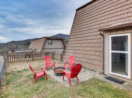 Mills River에 위치한 코티지 Centrally Located Mills River Townhome with Fire Pit