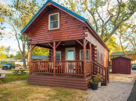 Charming Lakeview Cabin Near Geneva-On-The-Lake!, hotel with parking in Ashtabula