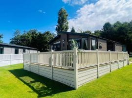 Enzo's Lodge with Hot Tub, hotel in York