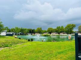 Waterside Retreat With Hot Tub, hotel in Pocklington