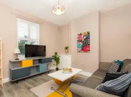 Renovated 3BR wgarden in Stratford, 1min to Train