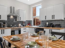 Whitehill - 3-Bed Home from Home, Sleeps 7, Great for Groups & Workers, FREE Parking & Netflix - Hosted by Stay Host Save, viešbutis mieste Whiston