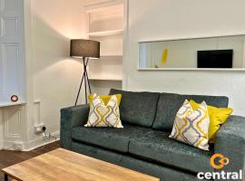 1 Bedroom Apartment by Central Serviced Apartments - Close To University of Dundee - Sleeps 2 - Ground Level - Self Check In - Modern and Cosy - Fast WiFi - Heating 24-7，鄧迪的飯店