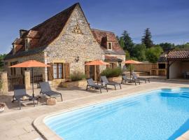Saint-Amand-de-Coly에 위치한 홀리데이 홈 Villa en pierre 10 pers, piscine chauffée