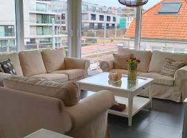 Zonnig appartement dicht bij ZEE en CENTRUM van Sint Idesbald, family hotel in Koksijde