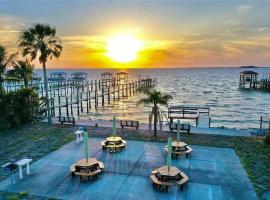 Seaside Charm Apollo Beach Oasis, ξενοδοχείο σε Apollo Beach