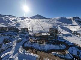Departamentos Gran Parador ski In-out de los Centro de Ski El Colorado, Farellones - Descuentos especiales en actividades ski y no ski, hotell i Farellones