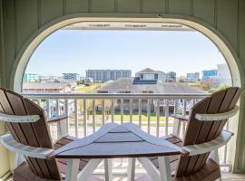 Condo in the heart of Downtown Carolina Beach，位于卡罗来纳比奇的酒店