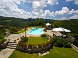 Stunning villa with pool, Jacuzzi and wonderful view, hotelli kohteessa Apecchio