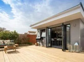 Seaside Bungalow for 6 Close to Village & Beach
