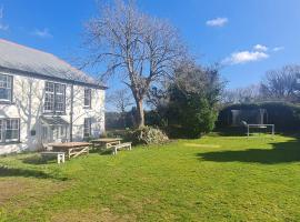 Unusually spacious period house, hótel í Helston