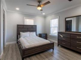 Home Away From Home on LaSalle - 3 bd 2 bth Slps 6