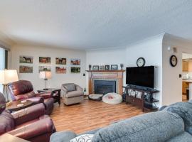 Pet-Friendly Moorhead Home with Private Hot Tub!, Hotel in Moorhead