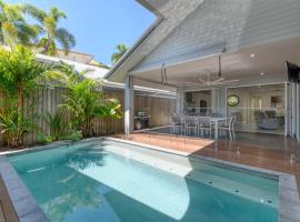 Luxury Retreat on Mudlo, 4 bedroom home with pool, hotel in Port Douglas