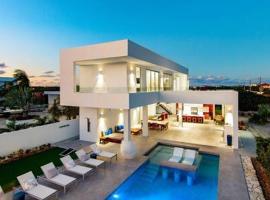 Beachside 3 Bedroom Villa with Pool and Resort Amenities - White Villas - v4, khách sạn ở Providenciales