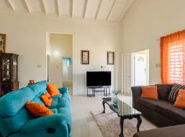 Draxhall Villa in Ochio Rios with King Bed and Ensuite near Dunns River Falls- 3 mins from Beach!, ξενοδοχείο με πάρκινγκ σε Mammee Bay