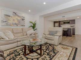 Luxury Basement Apartment in Oakville, хотел в Оуквил