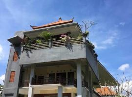 Homestay Komang Petak، فندق مع موقف سيارات في Penginyahan