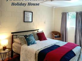 J & Ella's Holiday House - 1 Bedroom, 1 Bathroom Stays, Hotel in Cooktown