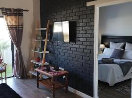 Designer Apartment for exclusive use in Buh-Rein Estate, hotel-fazenda em Cidade do Cabo