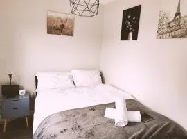 LARGE 3 BEDROOM HOME, 3 BATHROOMS, FREE PARKING, FAST WIFI