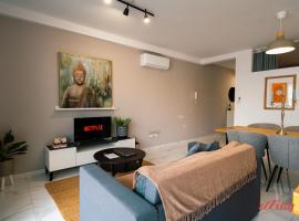 A Stylishly Chic Holiday Home with SOFA BED - A12, apartemen di St Paul's Bay