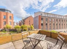 Appartement lumineux avec rooftop et garage privé.