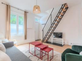 2 BR house w/ terrace, near train stations & metro, maison d'hôtes à Lille