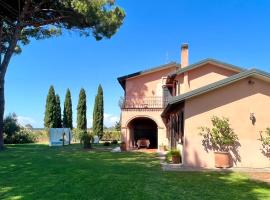 Tuscan Villa 5mins from beach sleeps 8 ev point, hotel em Campiglia Marittima