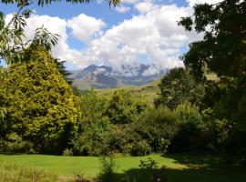 Gorgeous Self catering 3BR cottage on Drak road Thekwanes Nest, hotel in Drakensberg Garden