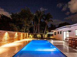 Luxurious Retreat with Tennis and Soccer Courts TGH, готель з парковкою у Майамі