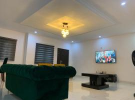 Charming & Cozy 1-BDR Apt - Mini Flat - 247 Power, Kitchen, Wi-Fi, DSTV, Netflix, 5 mins from the Airports, hôtel à Ikeja