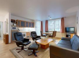 strandnahe FeWo mit Schwimmbad im Haus, a cappella 63, Binz, hotel v destinaci Binz