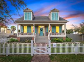 Coastal Cottage with Pool - Restoring Galveston, holiday home in Galveston