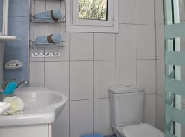 Villa - Sleeps 10 - Pool - Garden - Parking, Hotel in Piskopianon