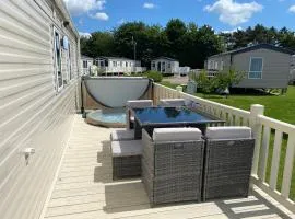 Tattershall Lakes Kingfisher Caravan 8 berth with Hot tub & WiFi