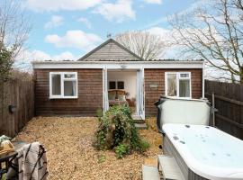 Meadow - Woodland Cottage with Private Hot Tub, hotel in Blandford Forum