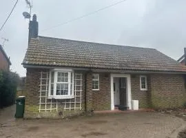 Charming 2BR Cottage - Fully Furnished - 10min LGW - Free Parking