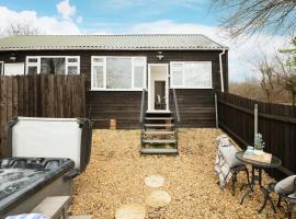 Dreamwood - Woodland Cottage with Private Hot Tub, hotell i Blandford Forum