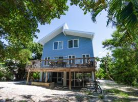Beautifully Updated, 4 Bedroom Pool Home, 50 Yards to the Beach!! Captiva Escapade، فندق في كابتيفا