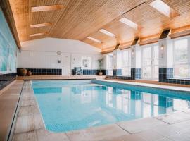Vast, Elegant Home with Indoor Pool & Sauna near Popular Golf Course, hotel sa Kington