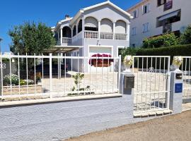 Cosy villa near the beach, gjestgiveri i Zadar