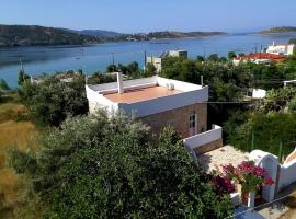 Traditional house with great view 90m from the sea, villa en Salamina